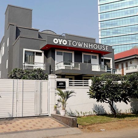 Oyo Townhouse 027 Sector 15 Gurgaon Hotel Bagian luar foto